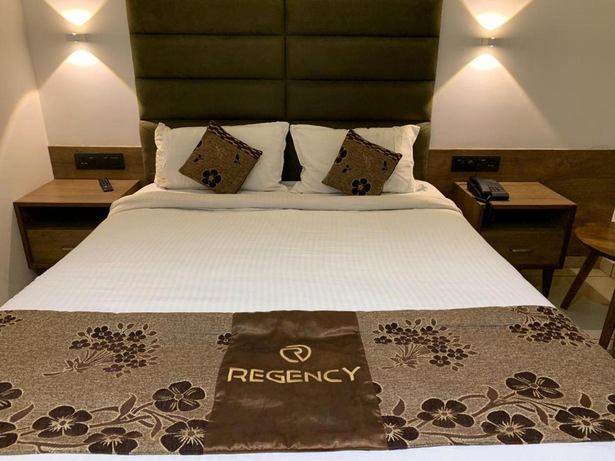 Hotel Regency Surat Exterior foto